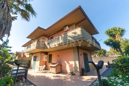 Foto Appartamento in Via Gaetano Donizetti 15, Mascalucia Centro di 107 m²