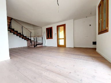 Foto Appartamento a Asolo Centro con 5 locali in vendita