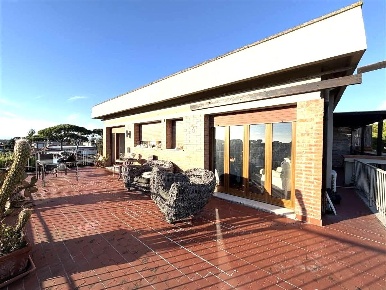 Foto Attico a Massa Marina di Massa Centro di 85 m² con 4 locali in vendita