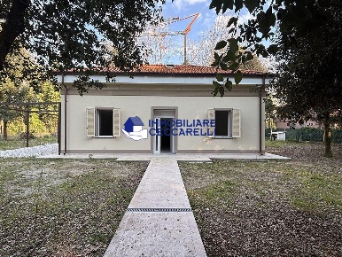 Foto Casa indipendente a Massa Ronchi - Poveromo di 230 m² con 9 locali