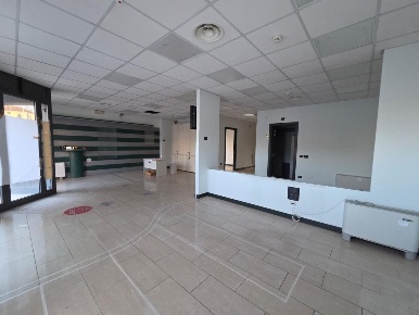 Foto Locale commerciale a Porcari Centro di 130 m² con 3 locali in affitto