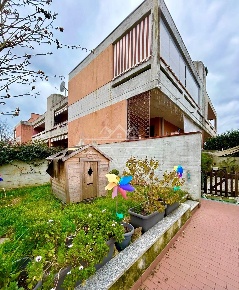 Foto Appartamento a Carrara Avenza di 120 m² con 7 locali in vendita