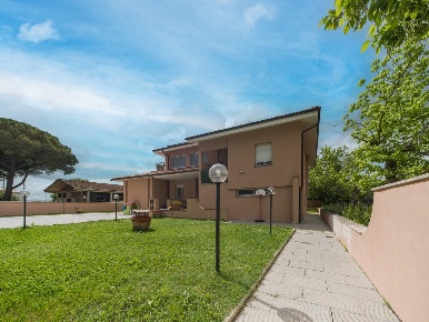 Foto Casa indipendente a Ponsacco di 290 m² con 10 locali in vendita