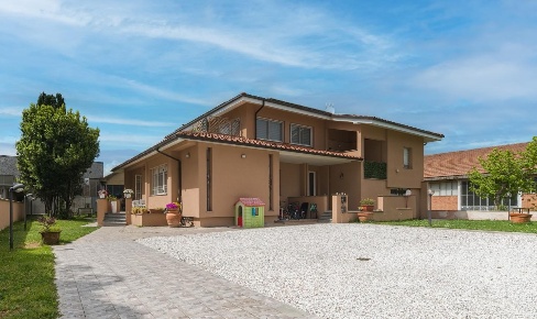 Foto Casa indipendente a Ponsacco di 290 m² con 10 locali in vendita