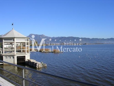 Foto Locale commerciale a Viareggio Torre del Lago di 215 m² con 2 locali