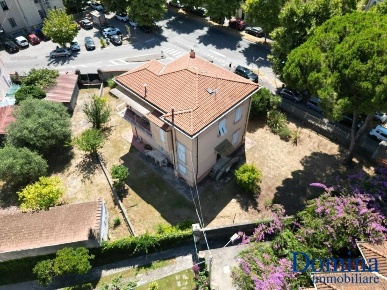 Foto Villa unifamiliare a Massa Centro di 220 m² con 11 locali in vendita