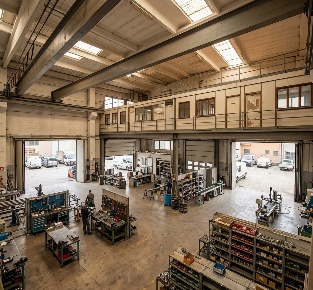 Foto Capannone industriale a Sarzana di 2400 m² in vendita