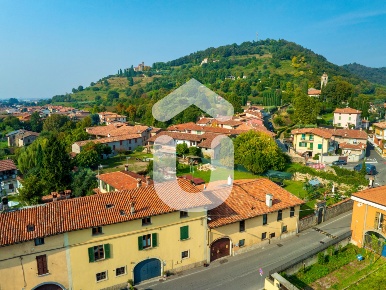 Foto Casa indipendente in Via Bettini 19, Rovato Centro di 552 m²