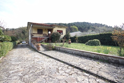 Foto Villa unifamiliare in Via Capo di Vico 3A, Lucca di 260 m² in vendita
