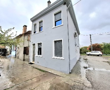 Foto Appartamento in Via Ponte del Merlo 95, Rovigo di 200 m² con 9 locali