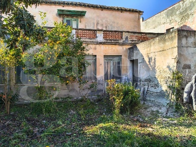 Foto Casa indipendente a Sinnai Centro di 230 m² con 5 locali in vendita