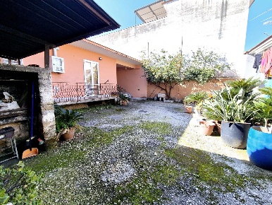 Foto Casa indipendente a Caivano Centro di 200 m² con 5 locali in vendita