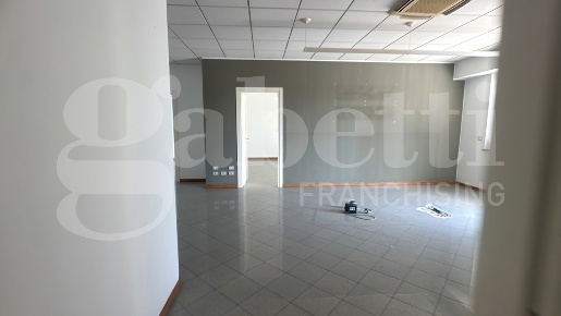 Foto Negozio in Via vallassina snc, Erba di 320 m² con 12 locali in vendita