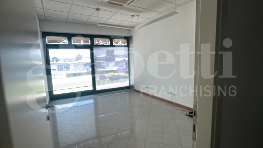 Foto Negozio in Via vallassina snc, Erba di 320 m² con 12 locali in vendita