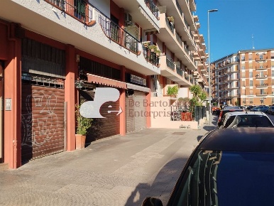 Foto Negozio in via degli Alfaraniti, Bari Poggiofranco di 96 m² in vendita