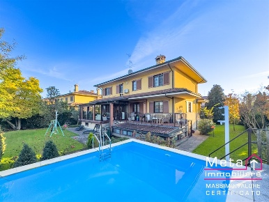 Foto Villa unifamiliare in Via XXV Aprile, Tribiano Centro di 460 m²