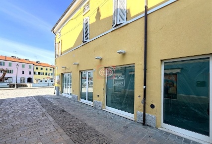 Foto Negozio a Cesenatico Porto Canale di Levante di 64 m² con 1 locali