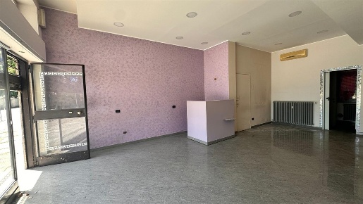 Foto Locale commerciale a Caronno Pertusella di 48 m² in vendita