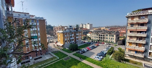 Foto Appartamento in Via Giosuè Carducci, Villasanta di 155 m² con 4 locali