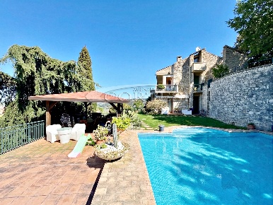 Foto Villa bifamiliare a Perugia di 485 m² con 8 locali in vendita