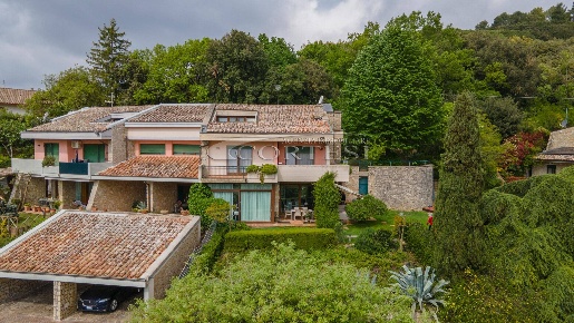 Foto Villa unifamiliare a Perugia di 485 m² con 8 locali in vendita