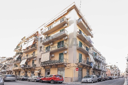 Foto Locale commerciale in Via Piave 131-133, Bari Carrassi di 80 m²