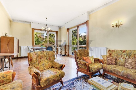 Foto Villa unifamiliare in via Como 31/11, Bollate di 170 m² con 5 locali