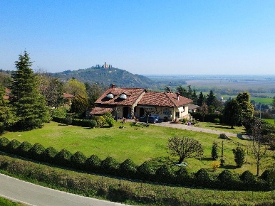 Foto Villa unifamiliare a Pietra Marazzi Centro di 308 m² con 10 locali