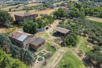 Foto Rustico in via Cavallino, Coriano di 301 m² con 4 locali in vendita