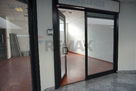 Foto Negozio in Via Kennedy 28, Brugherio Centro di 47 m² con 1 locali