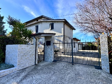 Foto Casa indipendente in contrada alboreto 9, Ortona Centro di 230 m²