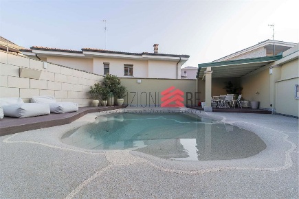 Foto Villa bifamiliare a Novara di 300 m² con 6 locali in vendita