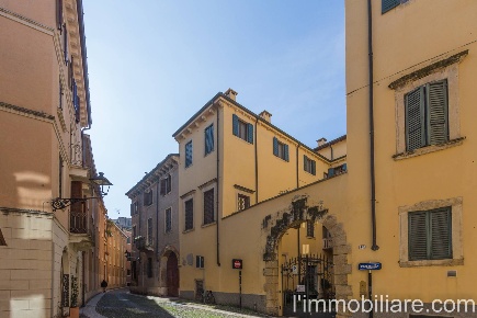 Foto Appartamento in Via Amanti 13, Verona Centro Storico di 155 m²