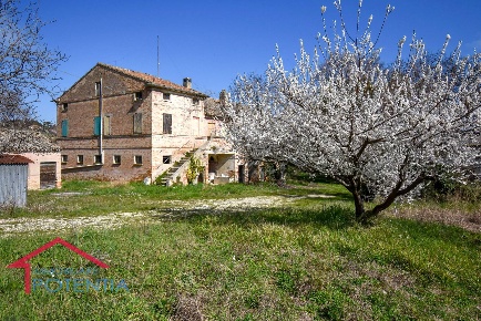 Foto Rustico in C.da Tergi, Potenza Picena di 516 m² con 6 locali