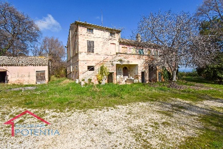 Foto Rustico in C.da Tergi, Potenza Picena di 516 m² con 6 locali
