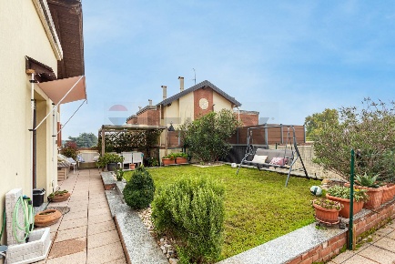 Foto Attico in Piazza E. Montale 2, Gorla Minore di 110 m² con 3 locali