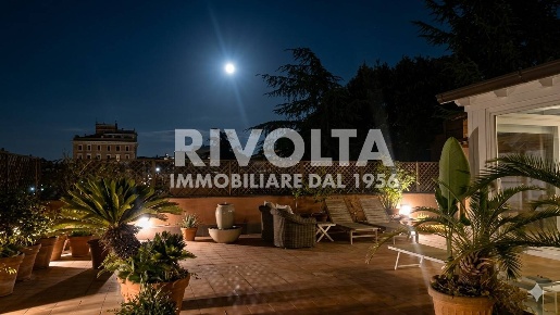 Foto Appartamento in Via della Mendola, Roma di 120 m² con 4 locali