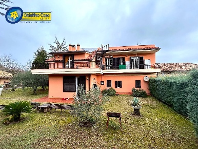 Foto Villa unifamiliare in bivio frondarola, Teramo di 680 m² con 12 locali