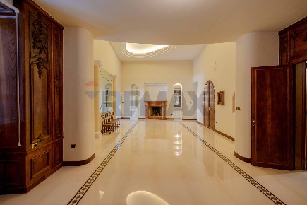 Foto Appartamento in Piazza Trieste 7, Trani di 427 m² con 12 locali