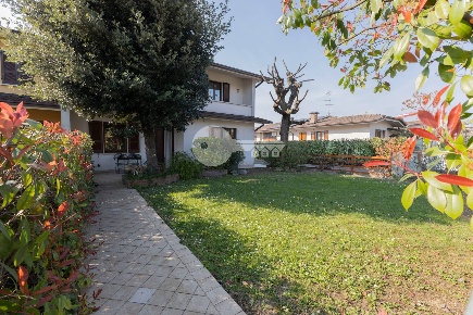 Foto Case semi ndipendenti in Via Tita Secchi 57, Isorella di 220 m²