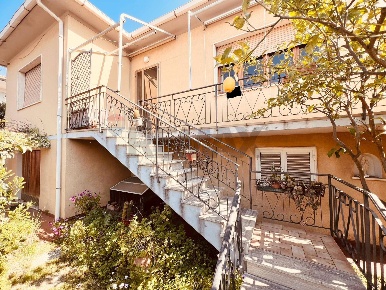 Foto Villa unifamiliare a Cecina Cecina Centro di 306 m² con 10 locali