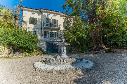 Foto Villa unifamiliare a Castelletto sopra Ticino Centro di 460 m²