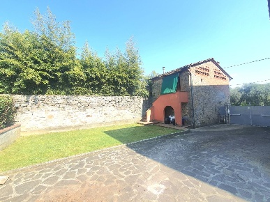 Foto Case semi ndipendenti a Capannori di 210 m² con 6 locali in vendita