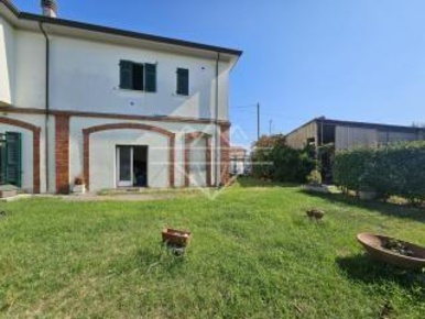 Foto Appartamento a Carrara Avenza di 50 m² con 3 locali in vendita