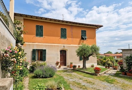 Foto Appartamento a Collesalvetti Centro di 158 m² con 7 locali in vendita