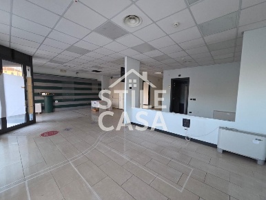 Foto Locale commerciale a Porcari Centro di 130 m² con 3 locali in affitto