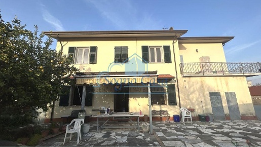 Foto Appartamento a Sarzana Centro di 150 m² con 6 locali in vendita