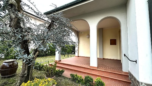 Foto Casa indipendente a Ponsacco di 70 m² con 5 locali in vendita