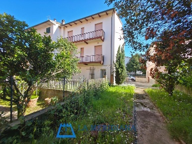 Foto Casa indipendente a Lamporecchio Centro di 250 m² con 11 locali