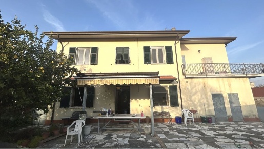 Foto Appartamento a Sarzana Battifollo di 150 m² con 6 locali in vendita